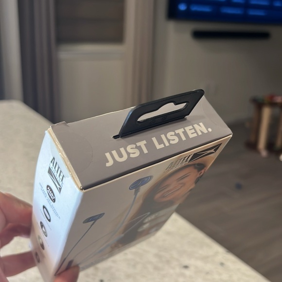 NEW IN BOX Bluetooth Earbuds - Picture 3 of 4